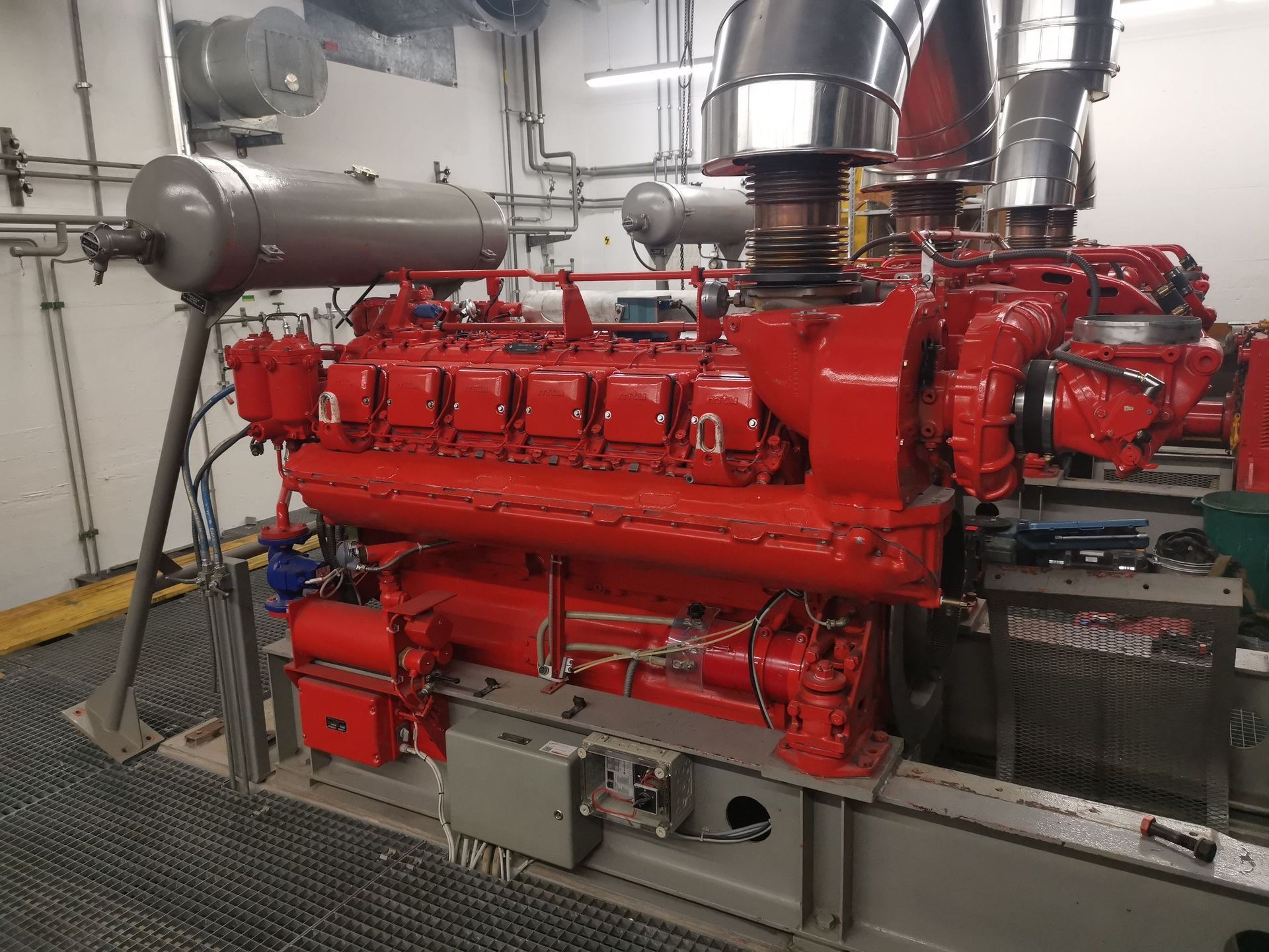 In einem Raum steht eine große rote Lokomotive.