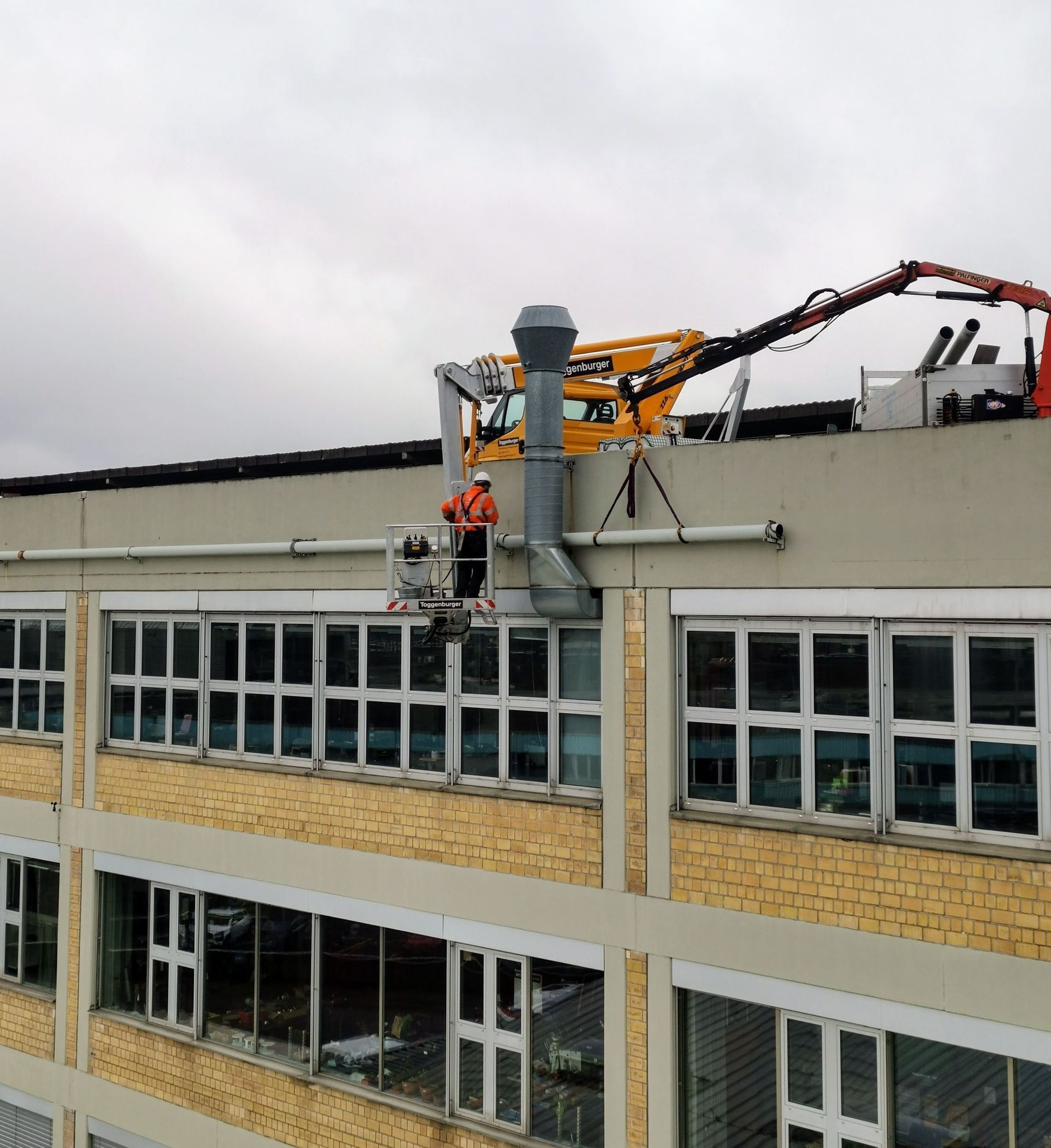 Ein Mann arbeitet auf dem Dach eines Gebäudes