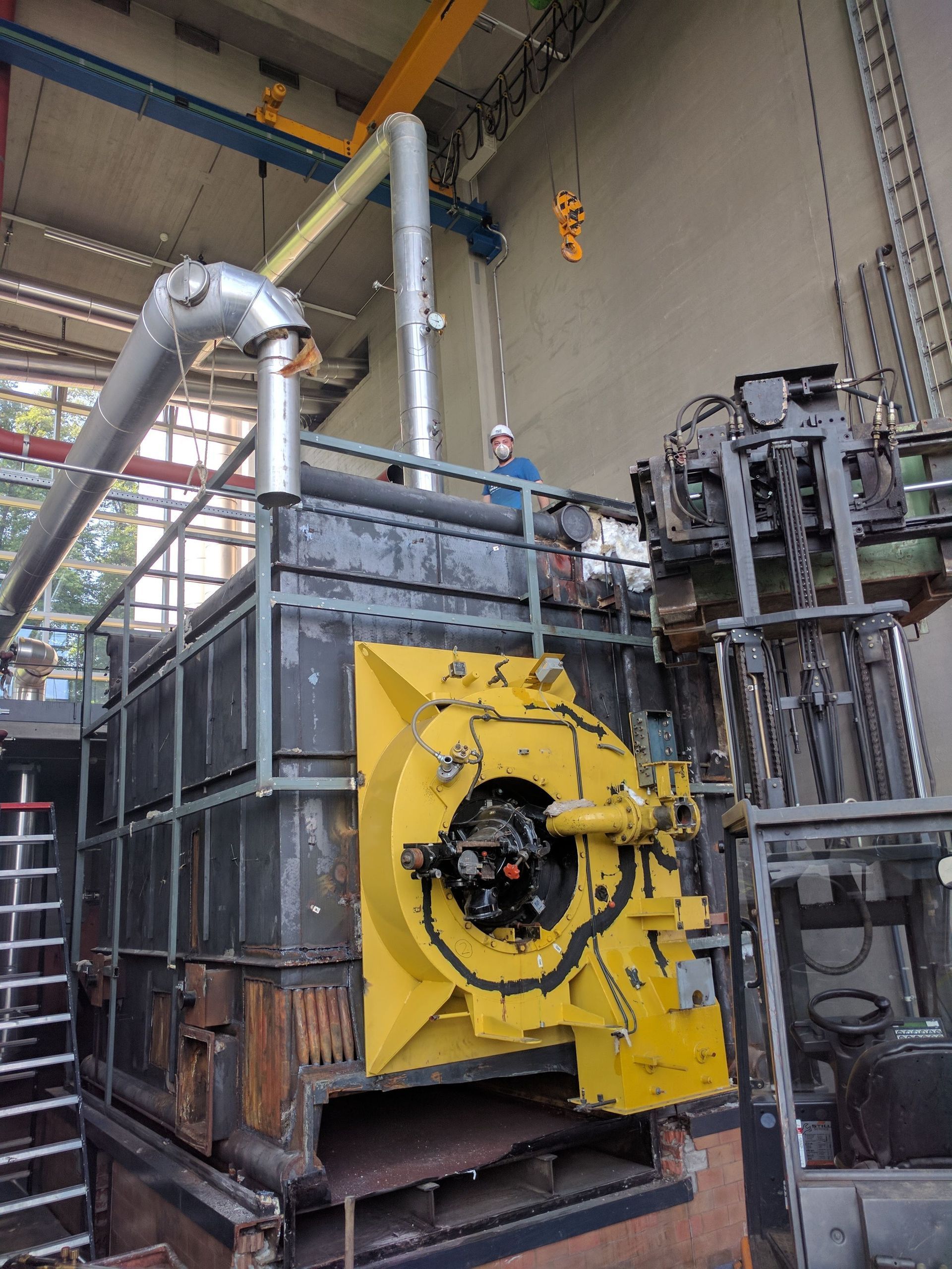 Ein Mann steht auf einer großen gelben Maschine