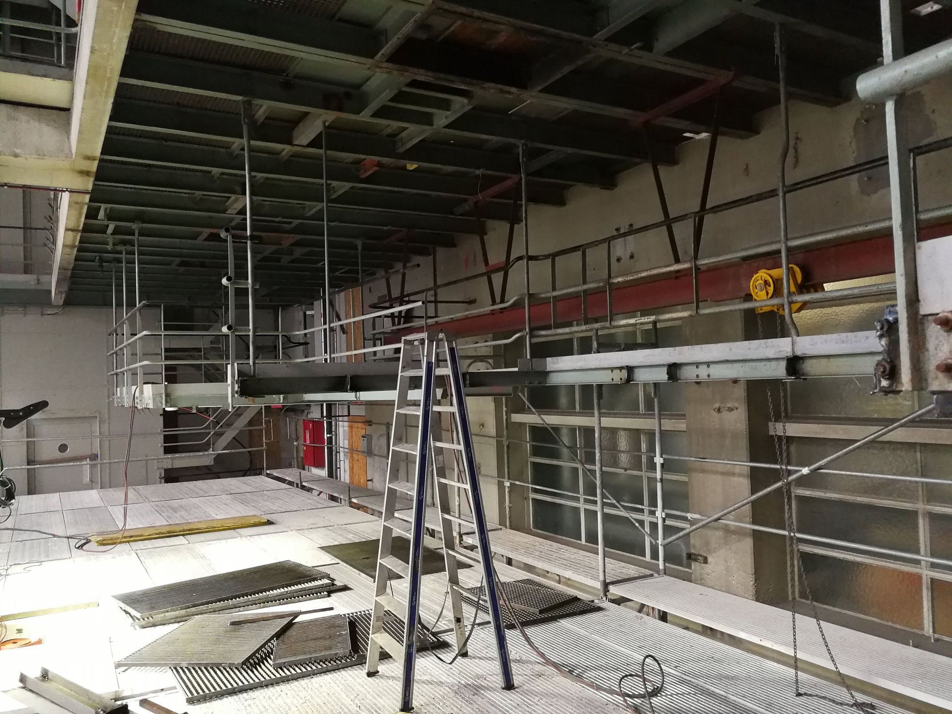 Ein großer Raum mit einem Gerüst und einer Leiter darin.