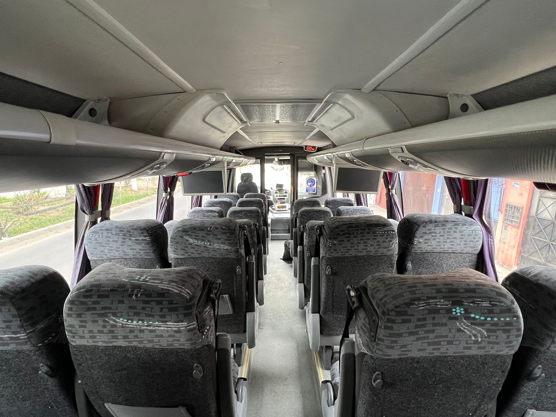 El interior de un autobús con muchos asientos.