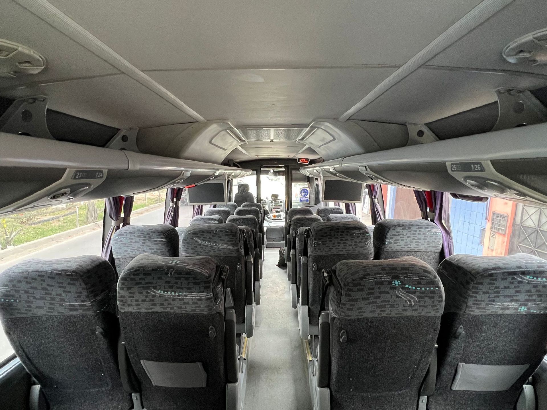 El interior de un autobús con muchos asientos.