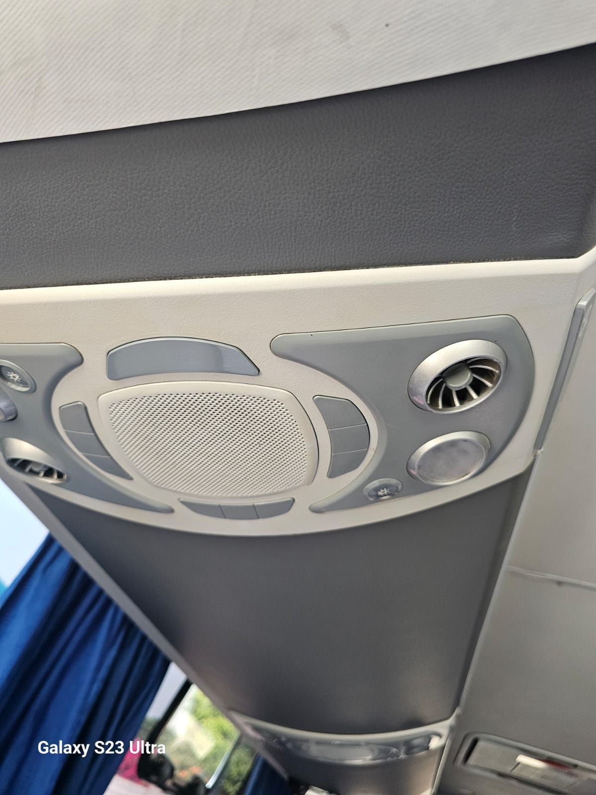 Un primer plano de un altavoz de techo en un autobús.