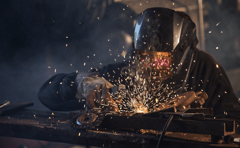 tecnico effettua una saldatura