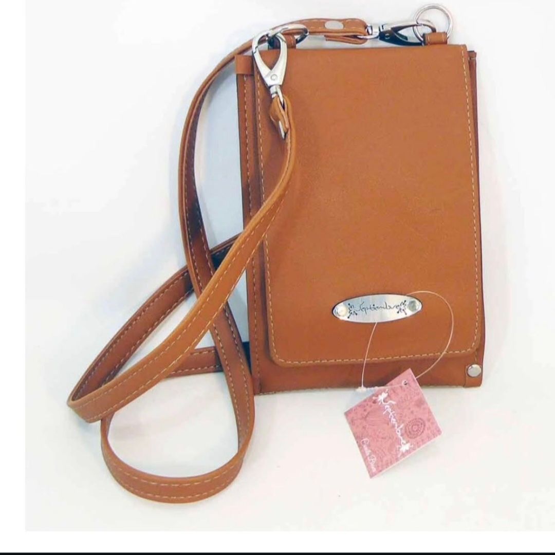 Un bolso de cuero marrón con una etiqueta rosa.