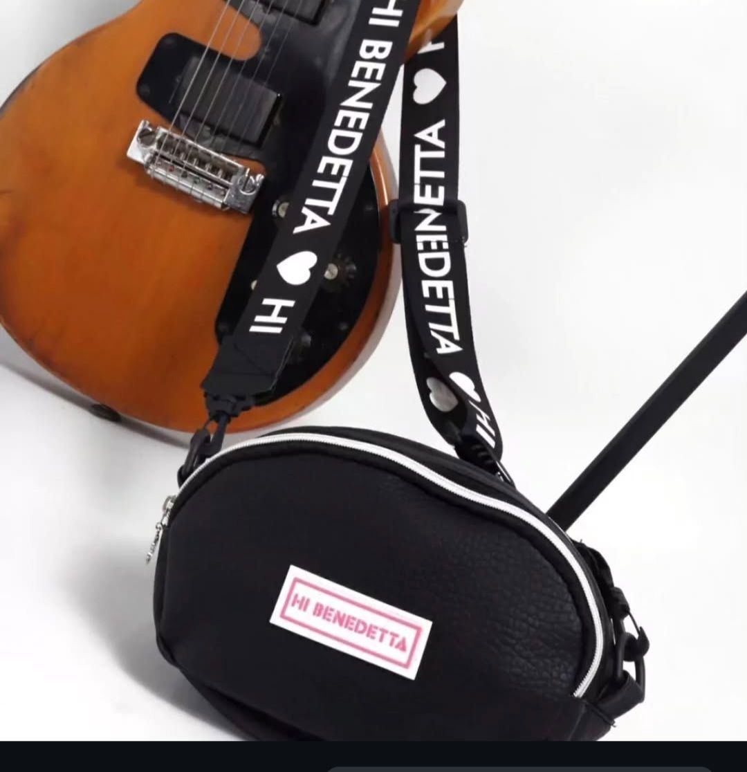 Una guitarra con una correa que dice hola benedetta