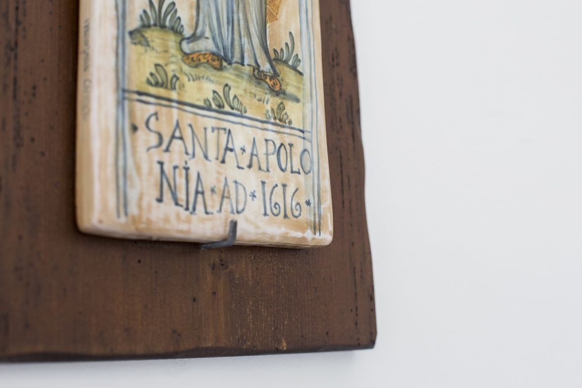 decoro in ceramica sulla medicina