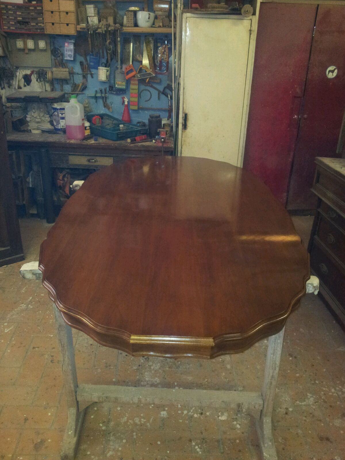 tavolo rotondo di legno restaurato