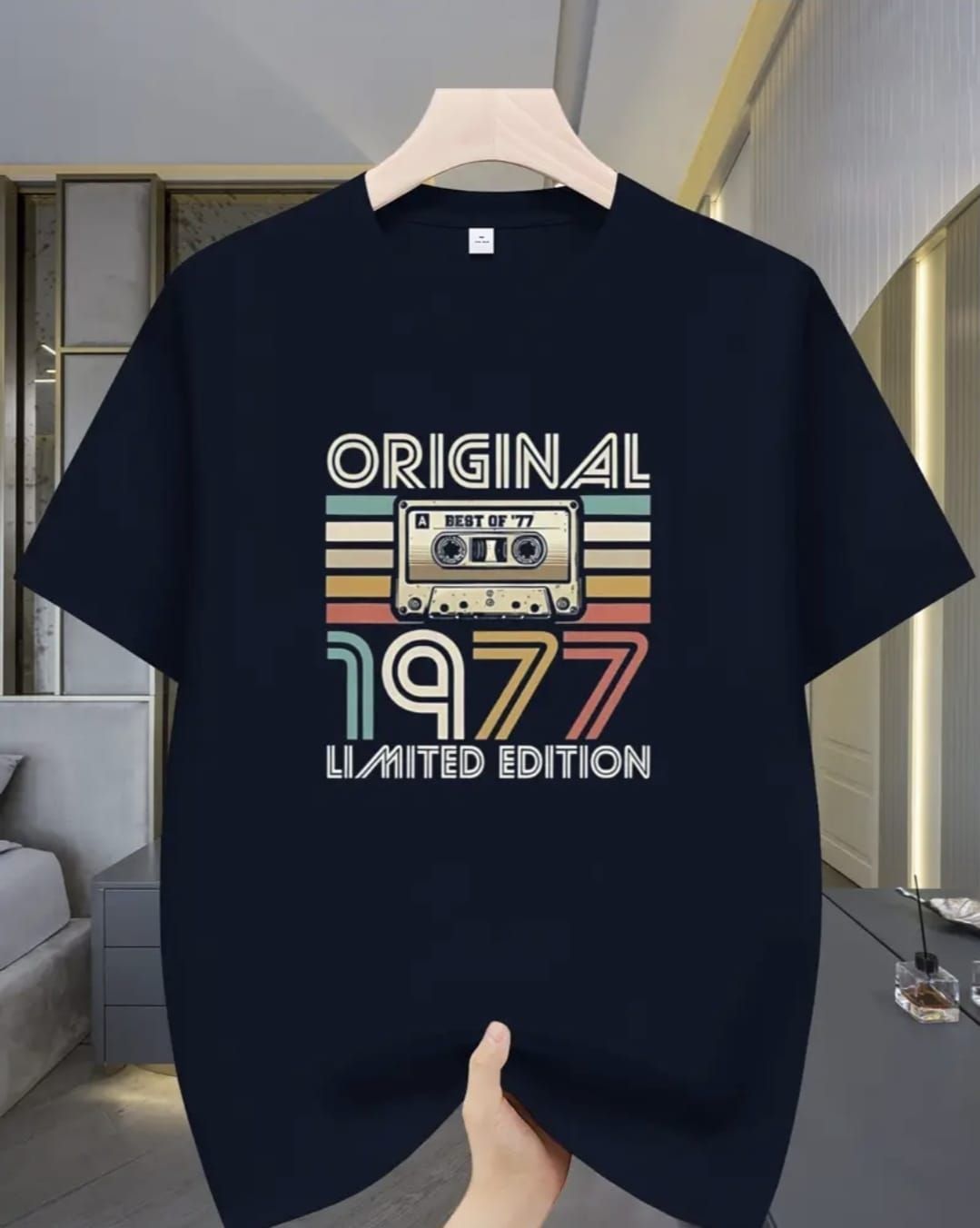 Camiseta azul oscuro con 