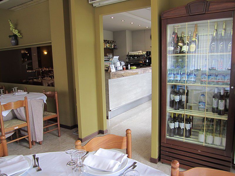 cantinetta refrigerata per vini in un ristorante