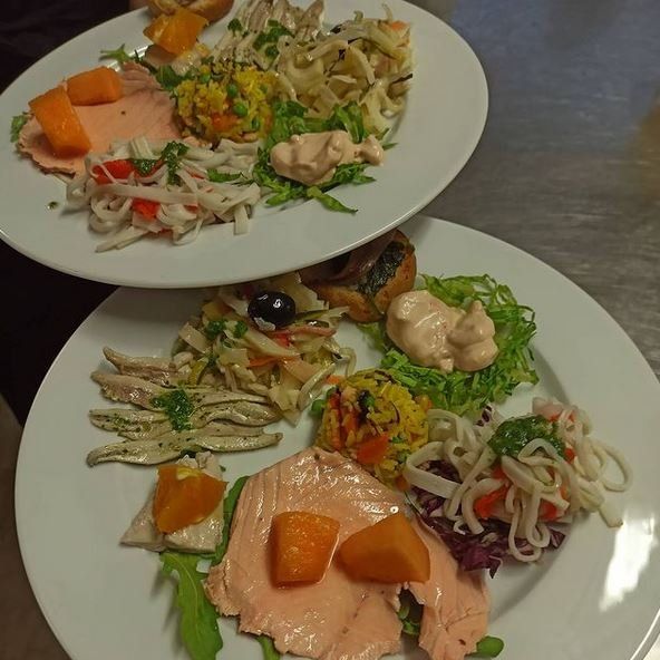 piatti con antipasti di mare misti