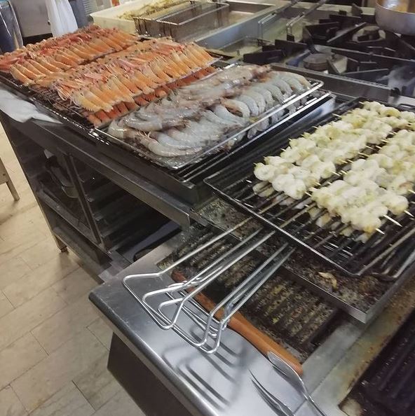 gamberi, mazzancolle e calamari sulla griglia