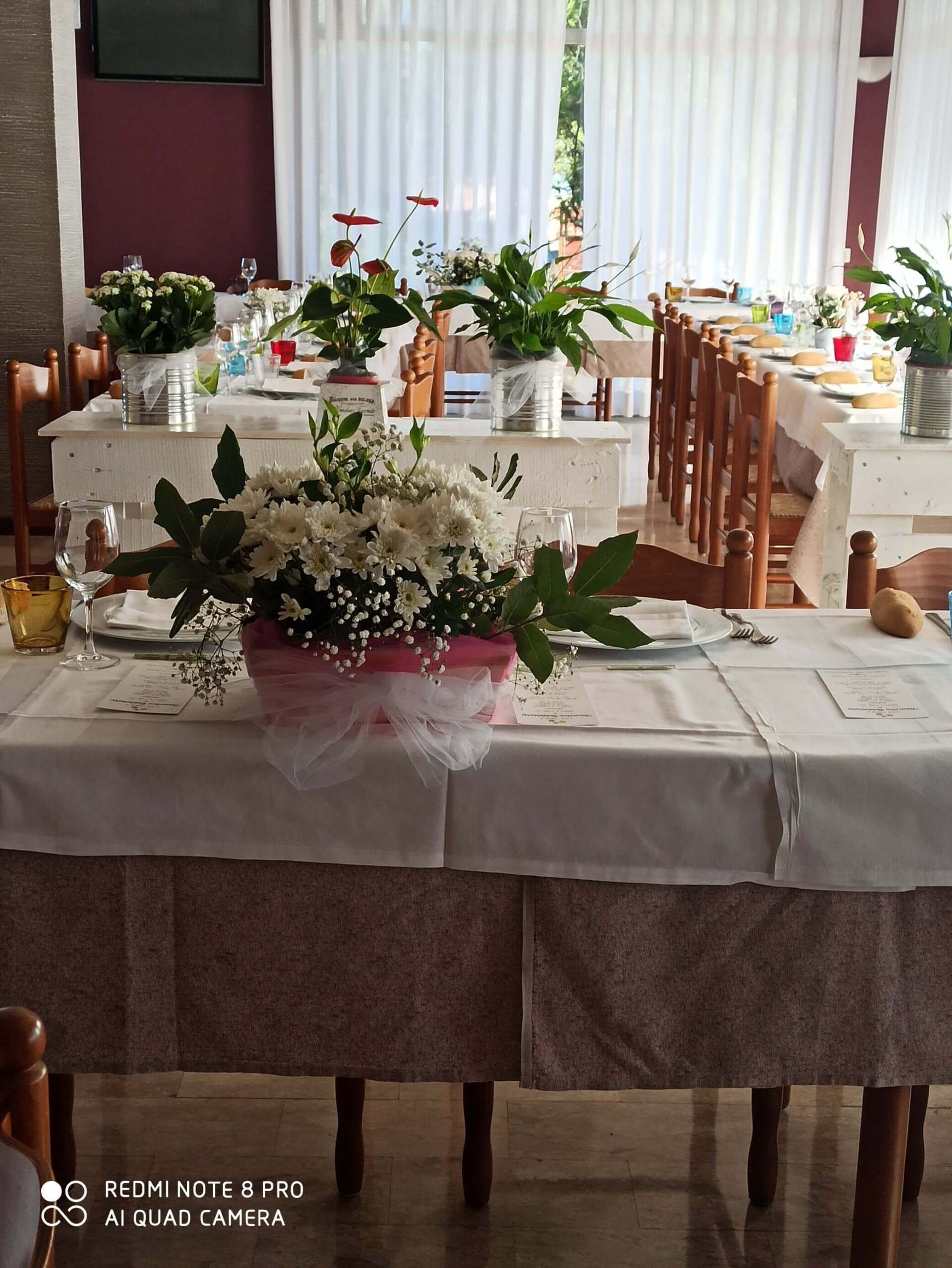 tavolo di un ristorante allestito per un evento