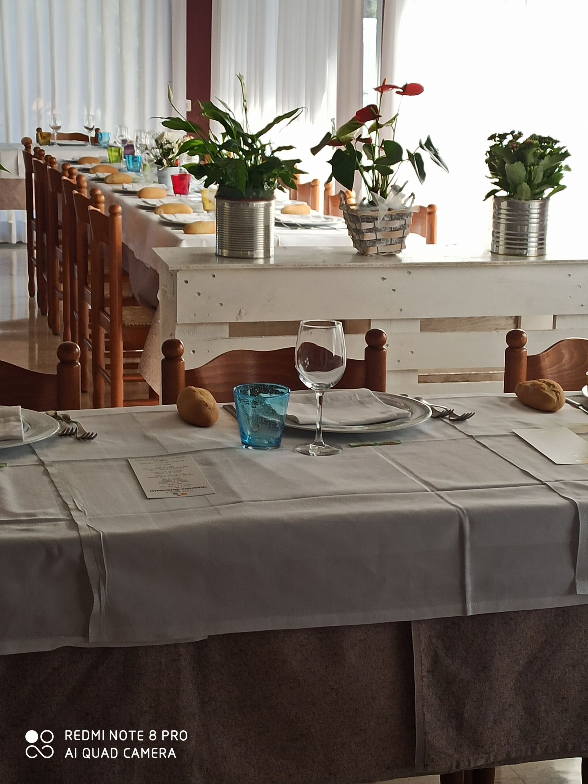 tavolo lungo di un ristorante apparecchiato per ricevimento