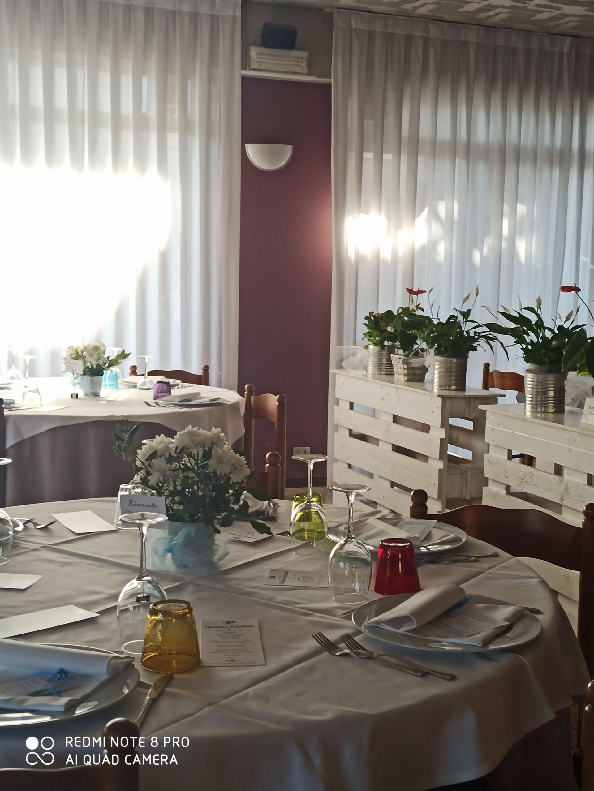 tavolo tondo di un ristorante apparecchiato per ricevimento