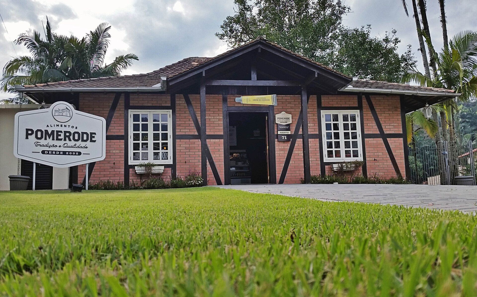 Um prédio de tijolos com uma placa que diz pomerode