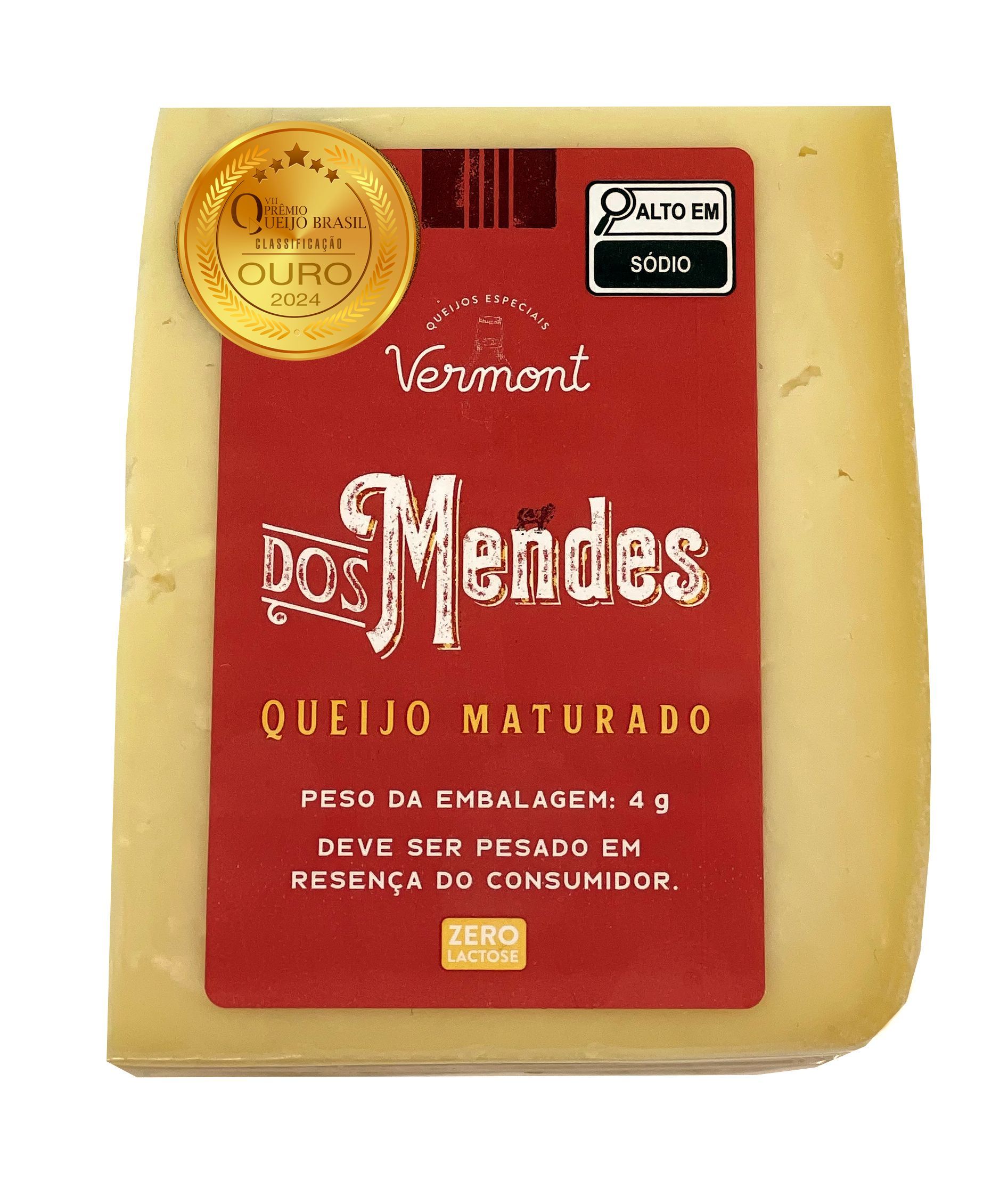 Um pedaço de queijo com um rótulo vermelho que diz dos mendes