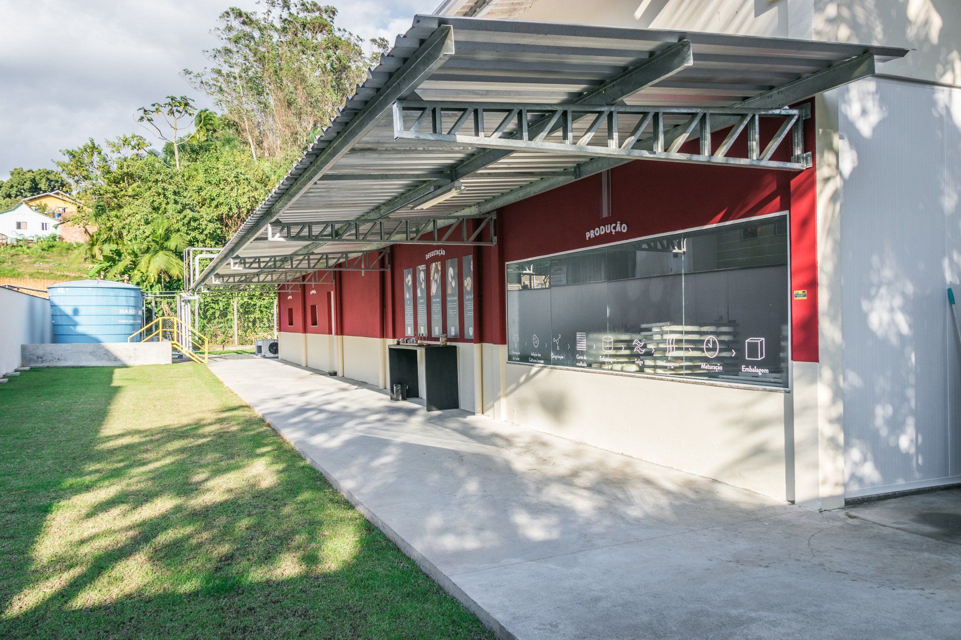 Uma fileira de edifícios com um dossel sobre eles