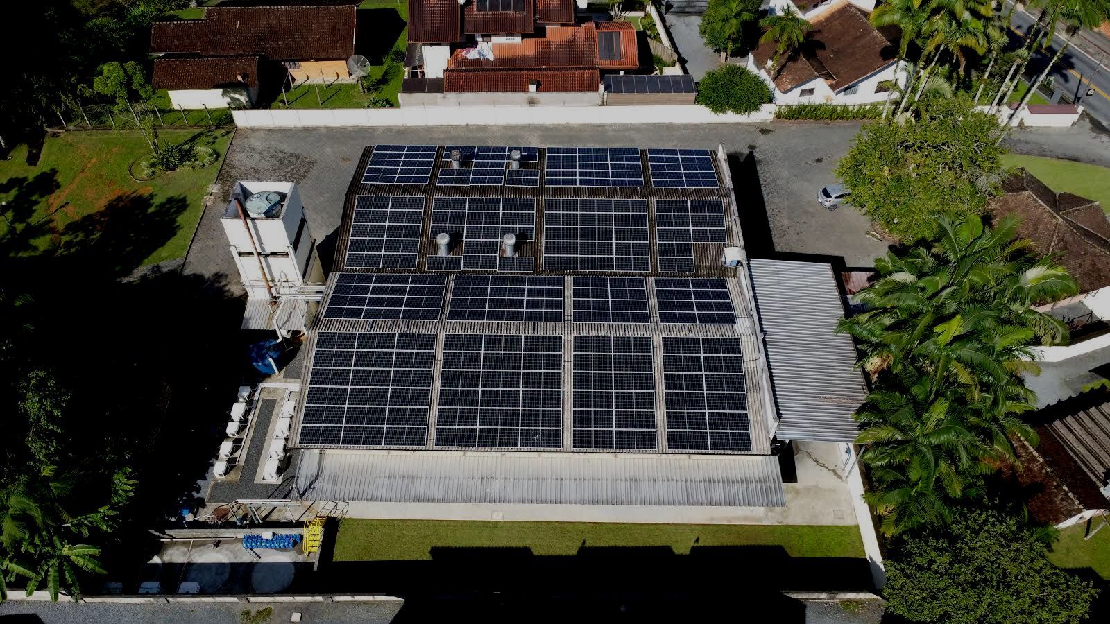 Vista aérea de um edifício com painéis solares no telhado