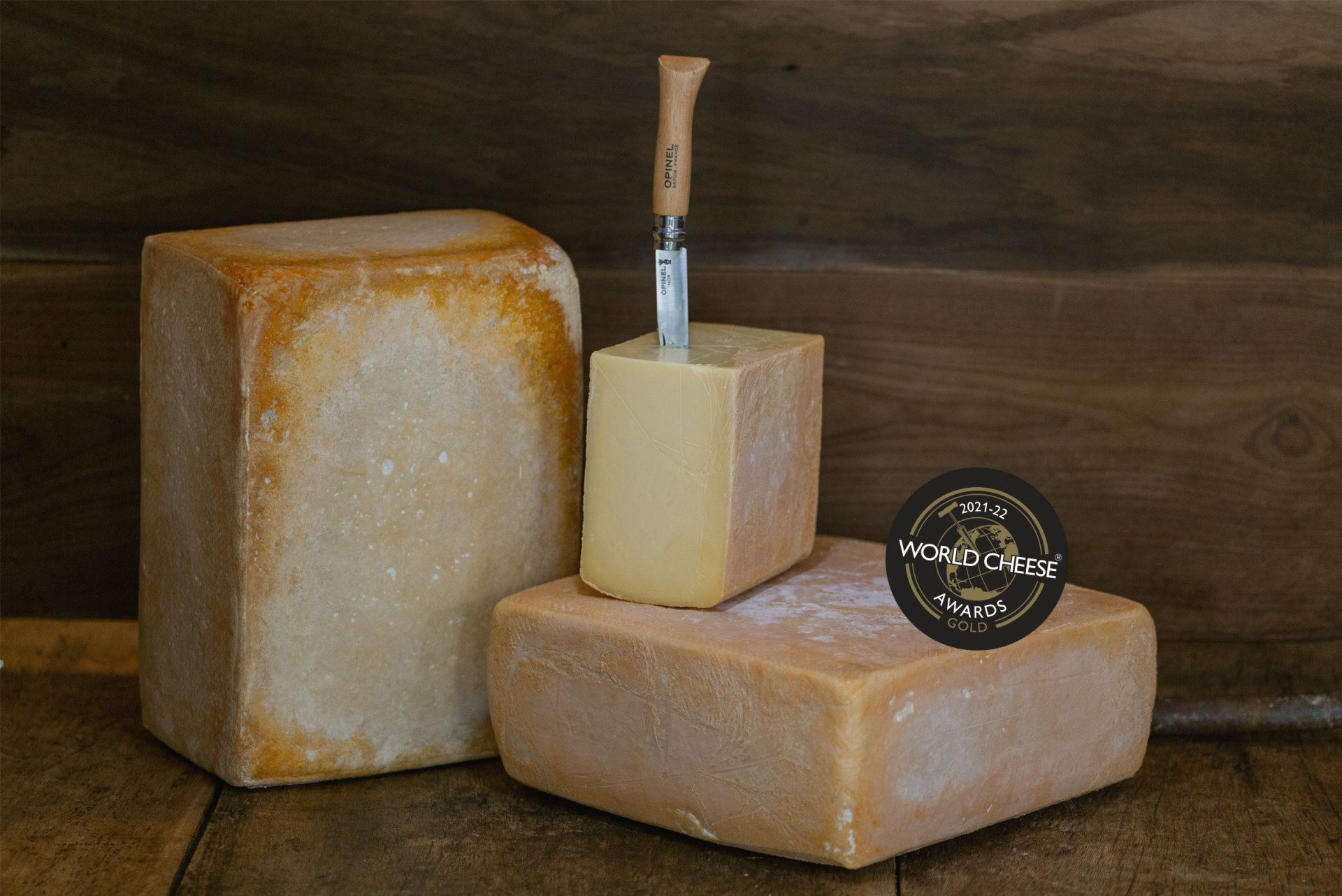 Um pedaço de queijo empilhado um sobre o outro sobre uma mesa.