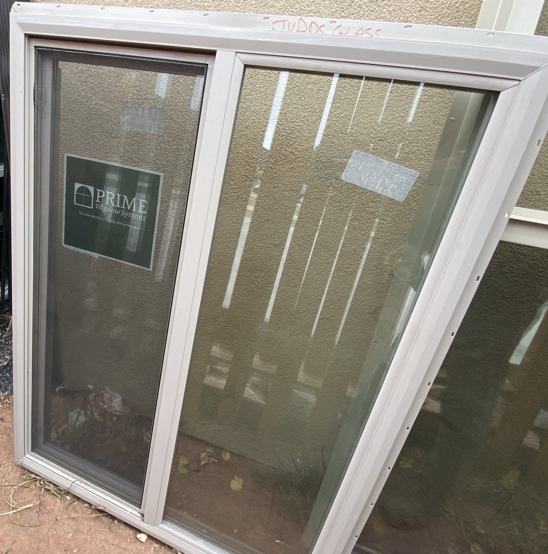 A window with the word optima on it