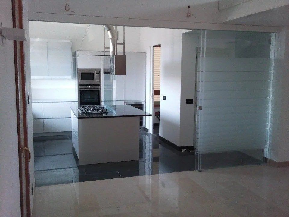 Porta scorrevole aperta per cucina