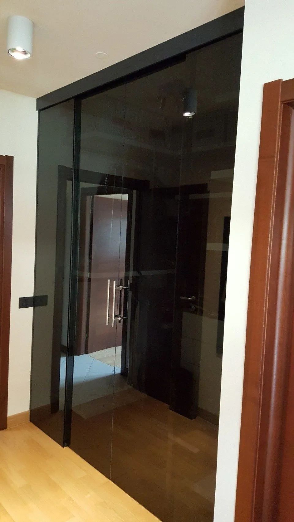 Porta scorrevole nera per armadio