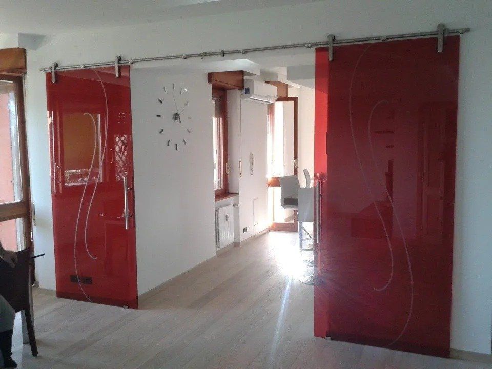 Porta scorrevole rossa aperta