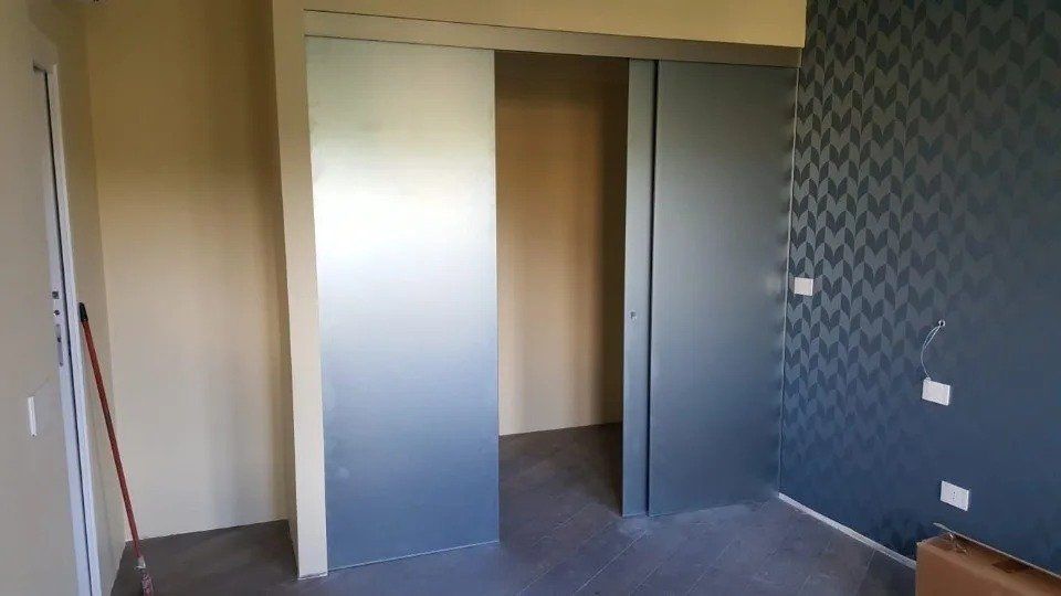 Porta scorrevole blu aperta