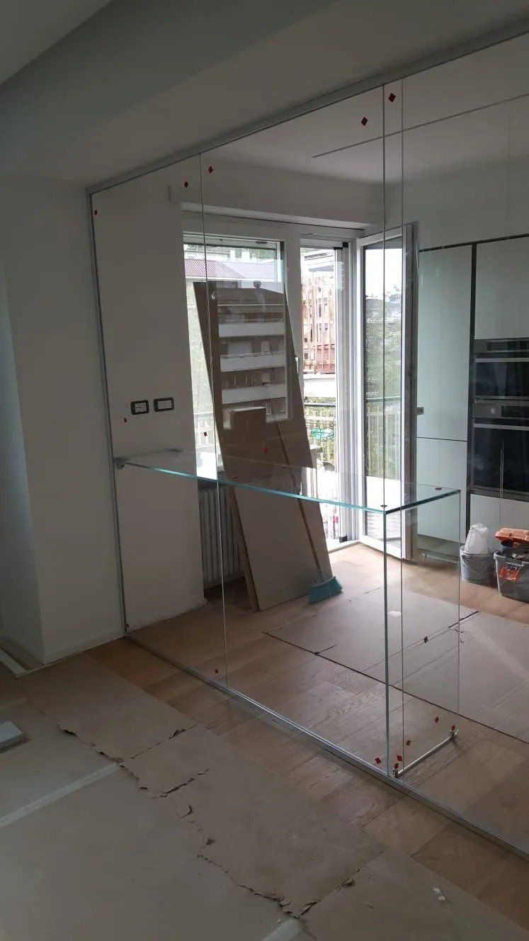 Parete in vetro con tavolo