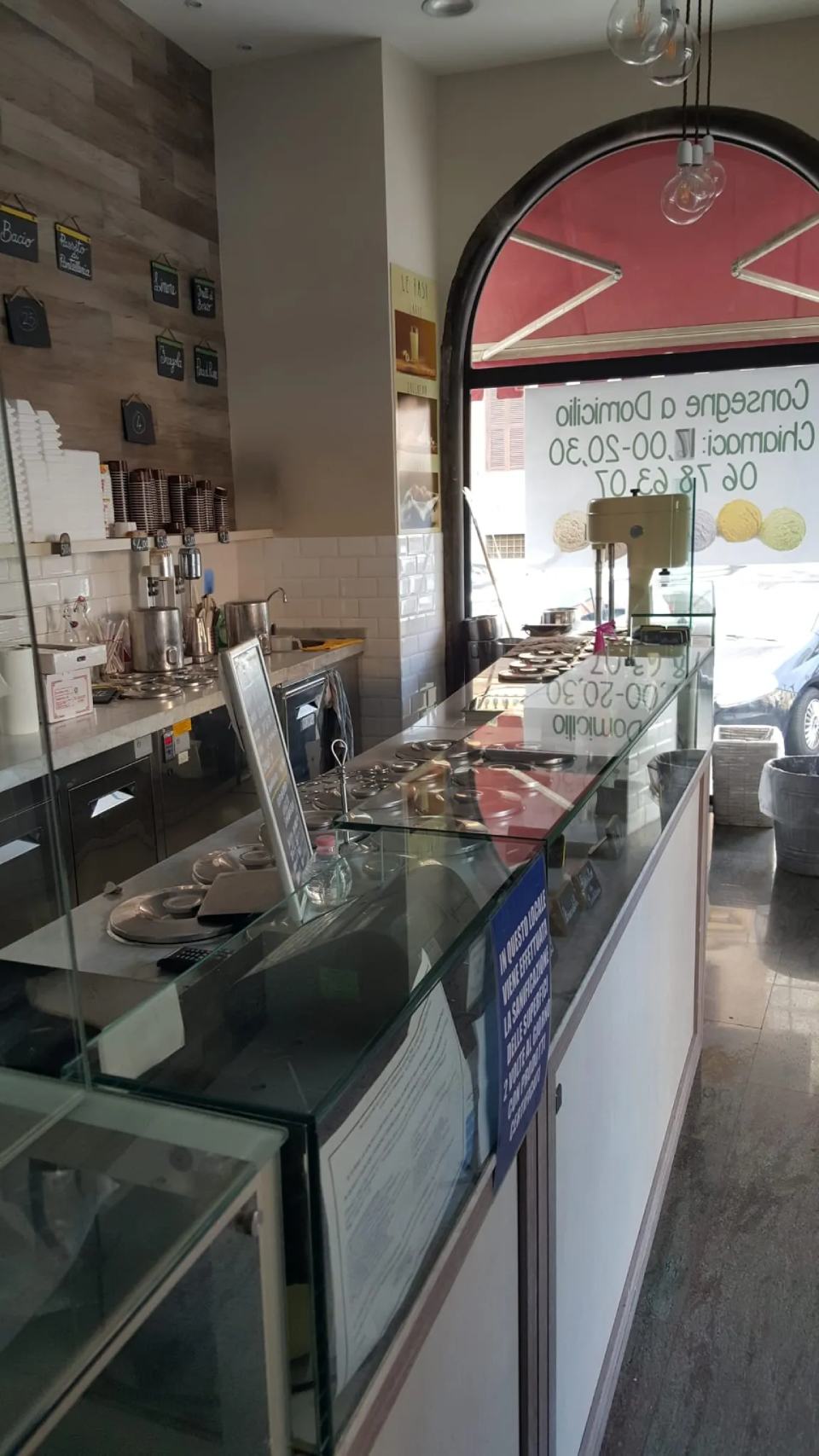 Parete divisoria in vetro in gelateria