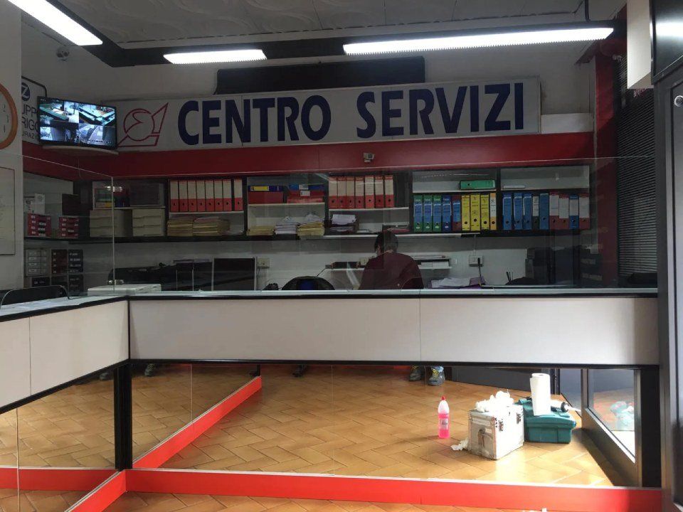 Parete divisoria in vetro per centro servizi