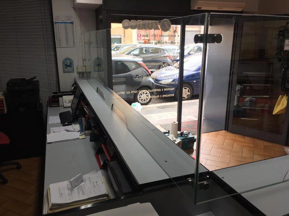 Parete divisoria in vetro per uffici