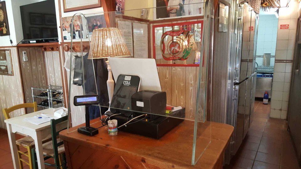 Parete divisoria in vetro per cassa