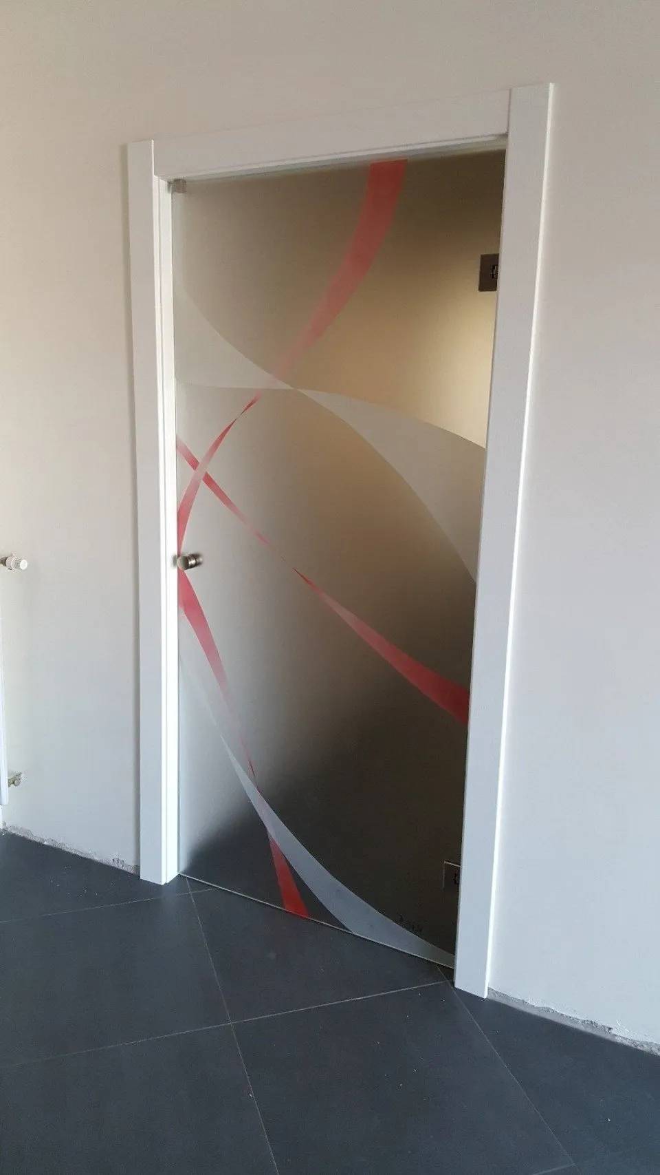 Porta in vetro con linee rosse