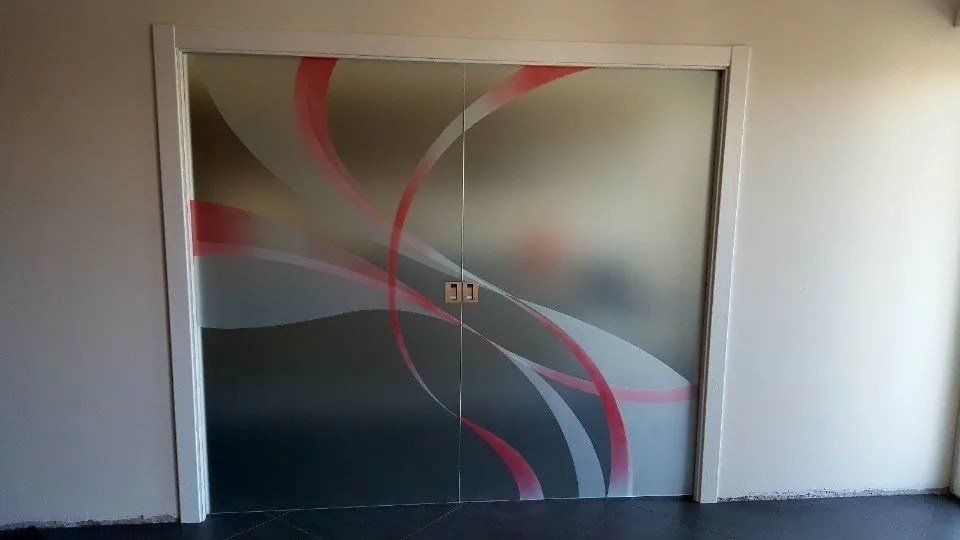 Porta in vetro scorrevole decorata