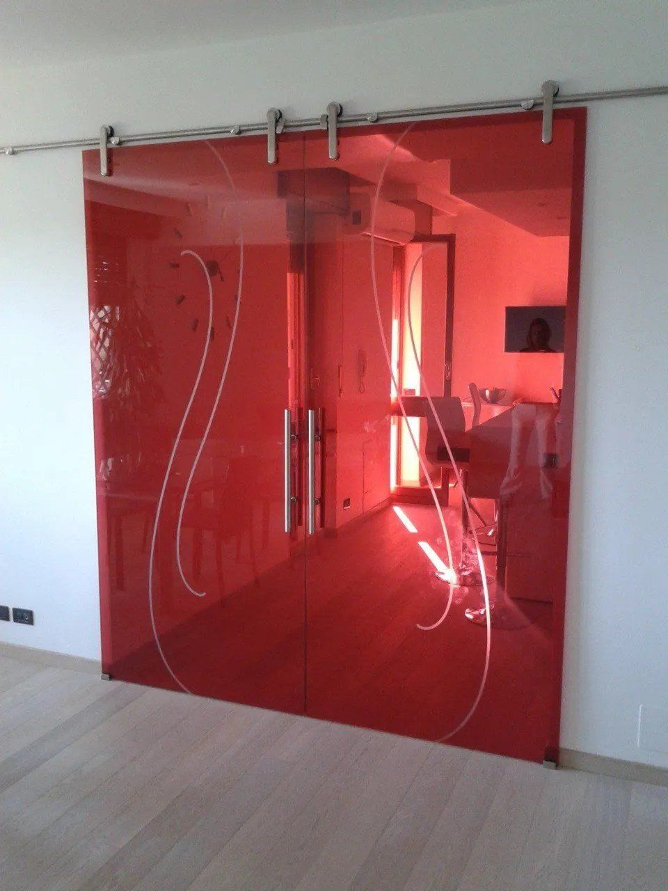 Porta in vetro scorrevole rossa
