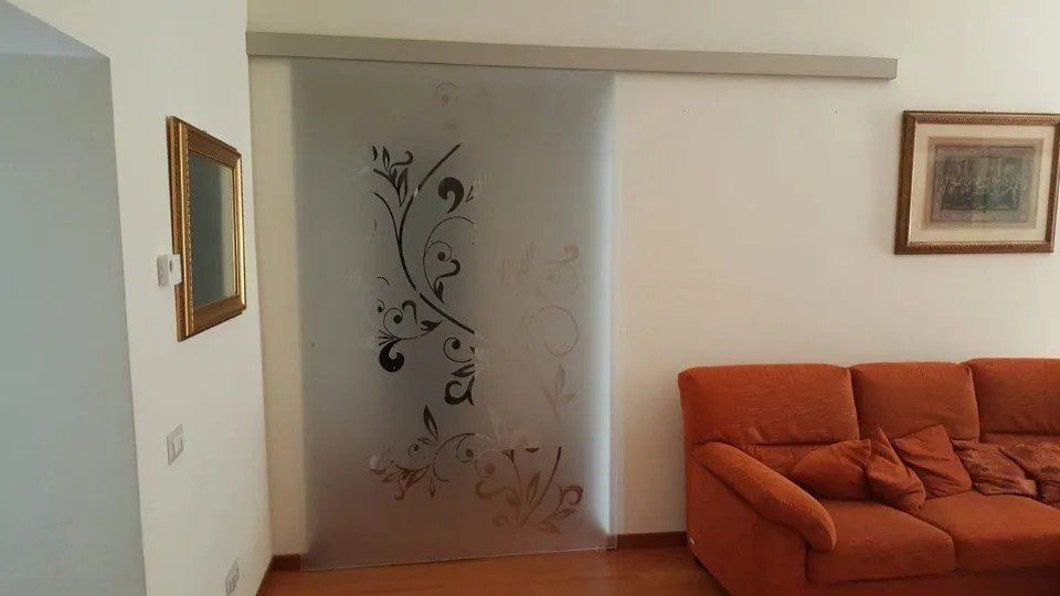 Porta in vetro con decori floreali