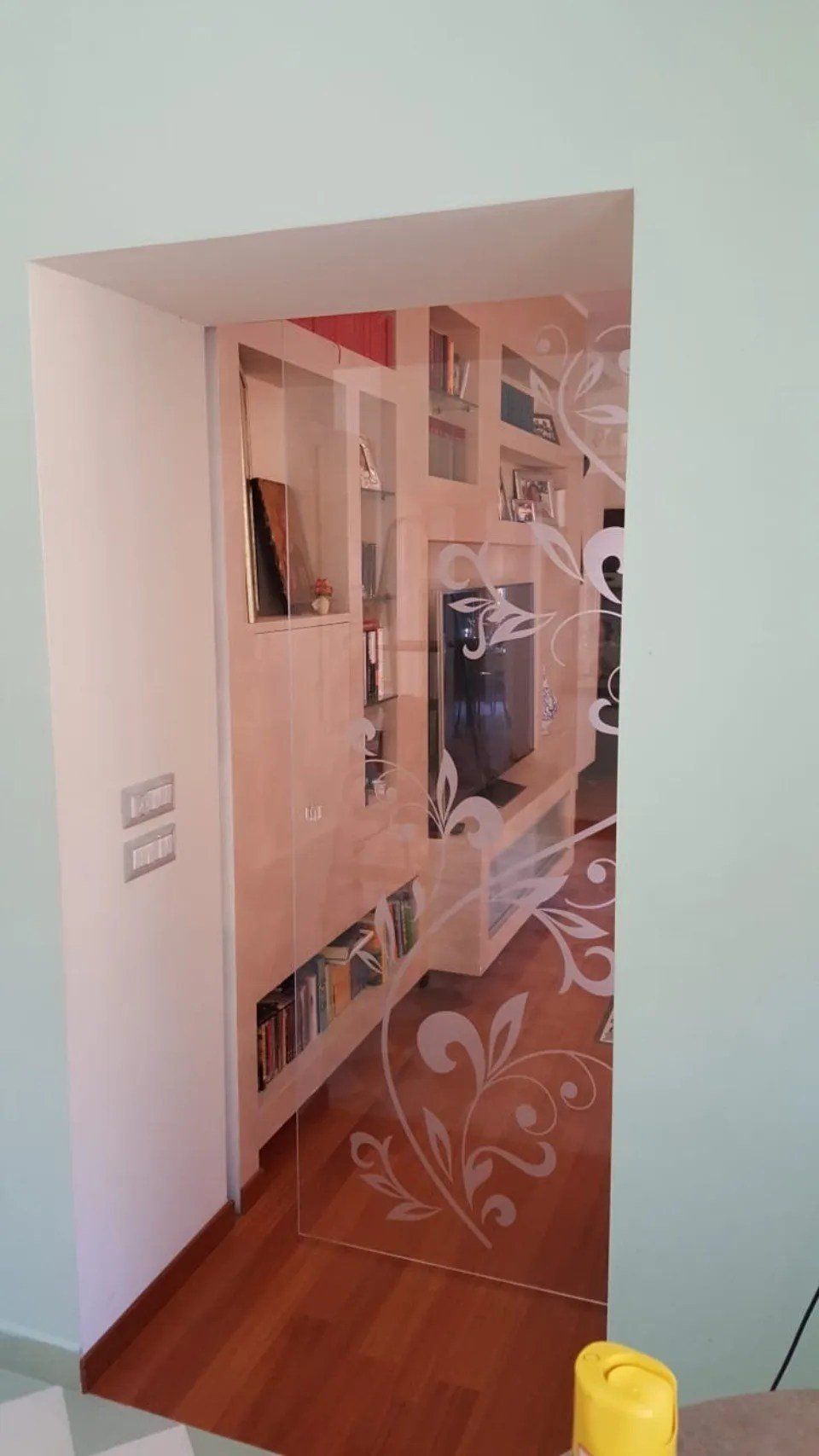 Porta in vetro con decorazioni