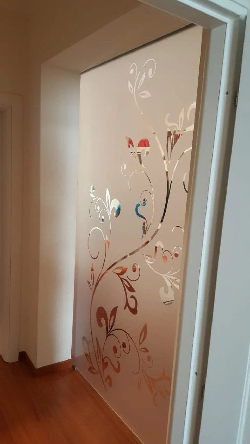 Porta in vetro con fiori