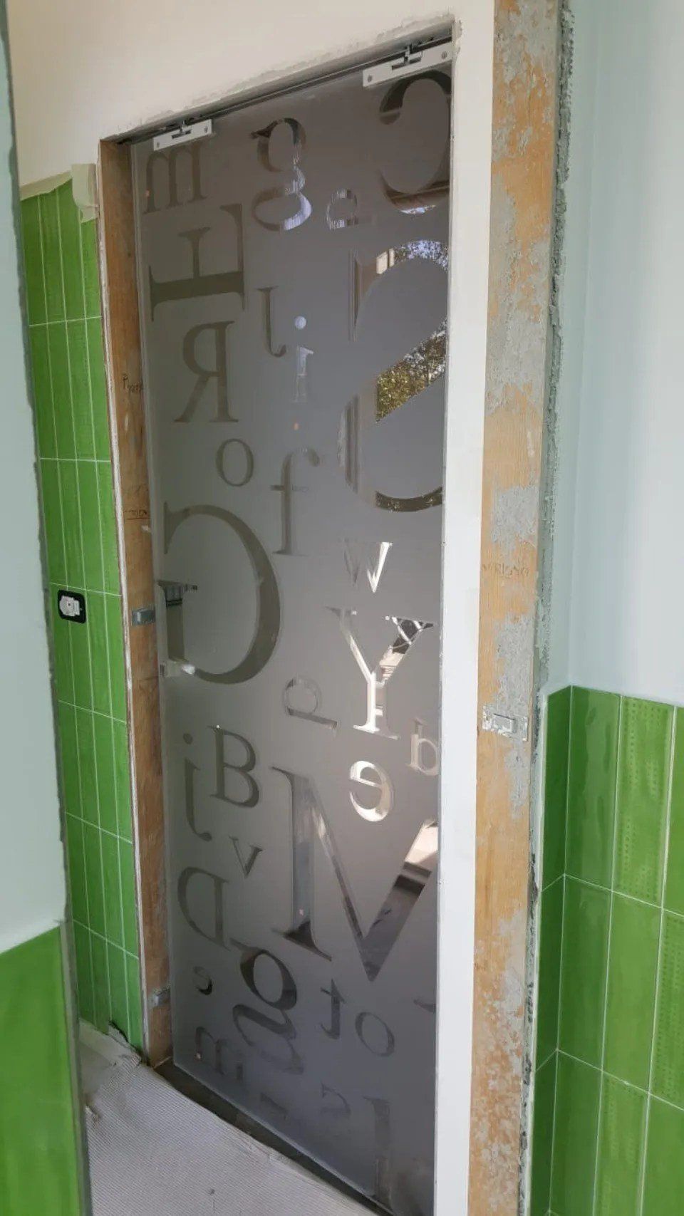 Porta in vetro con lettere