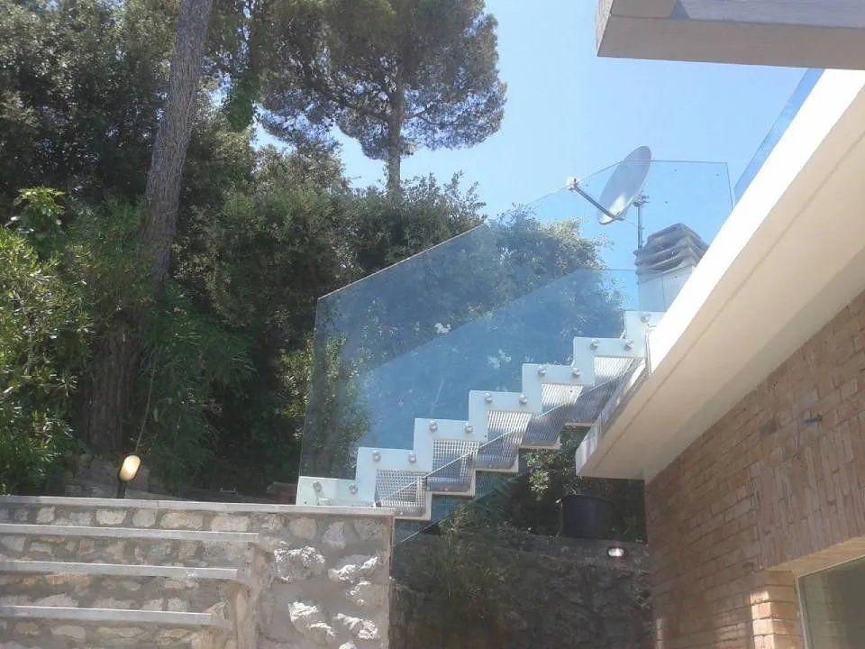 Scala con parapetto in vetro