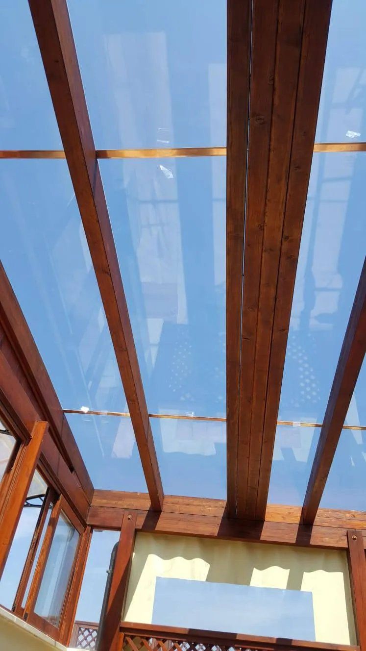 Pensilina in vetro e legno