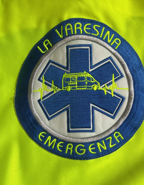 Primo piano di una toppa del servizio di soccorso La Varsi su una giacca giallo brillante
