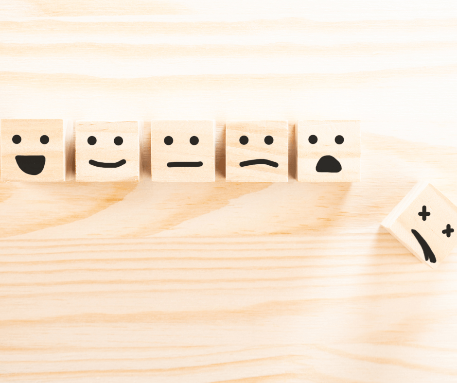 קוביות עם פרצופים שמביעים רגשות שונים