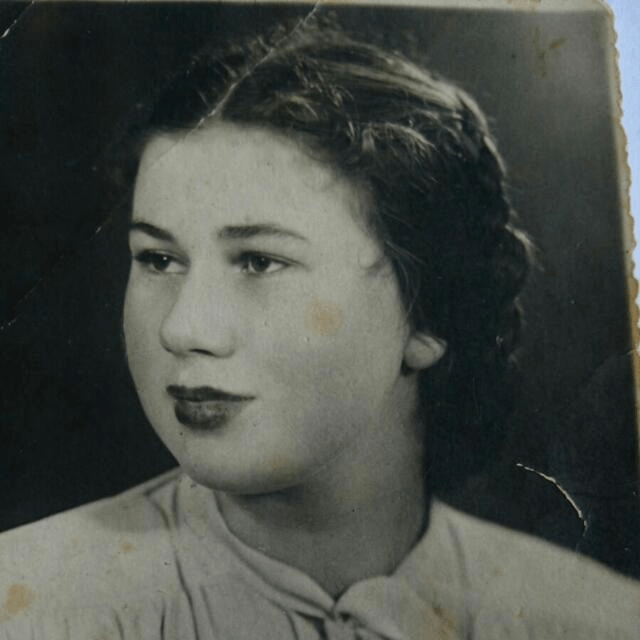 צילום ישן של אישה בשחור לבן