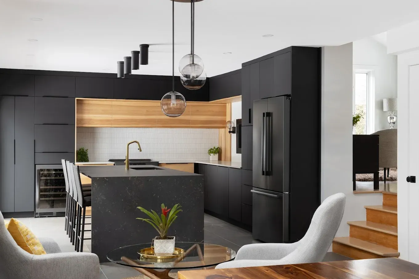 Alcôve arquée intégrée avec armoire en bois, étagère et décor : imprimé encadré, vase et fleurs.