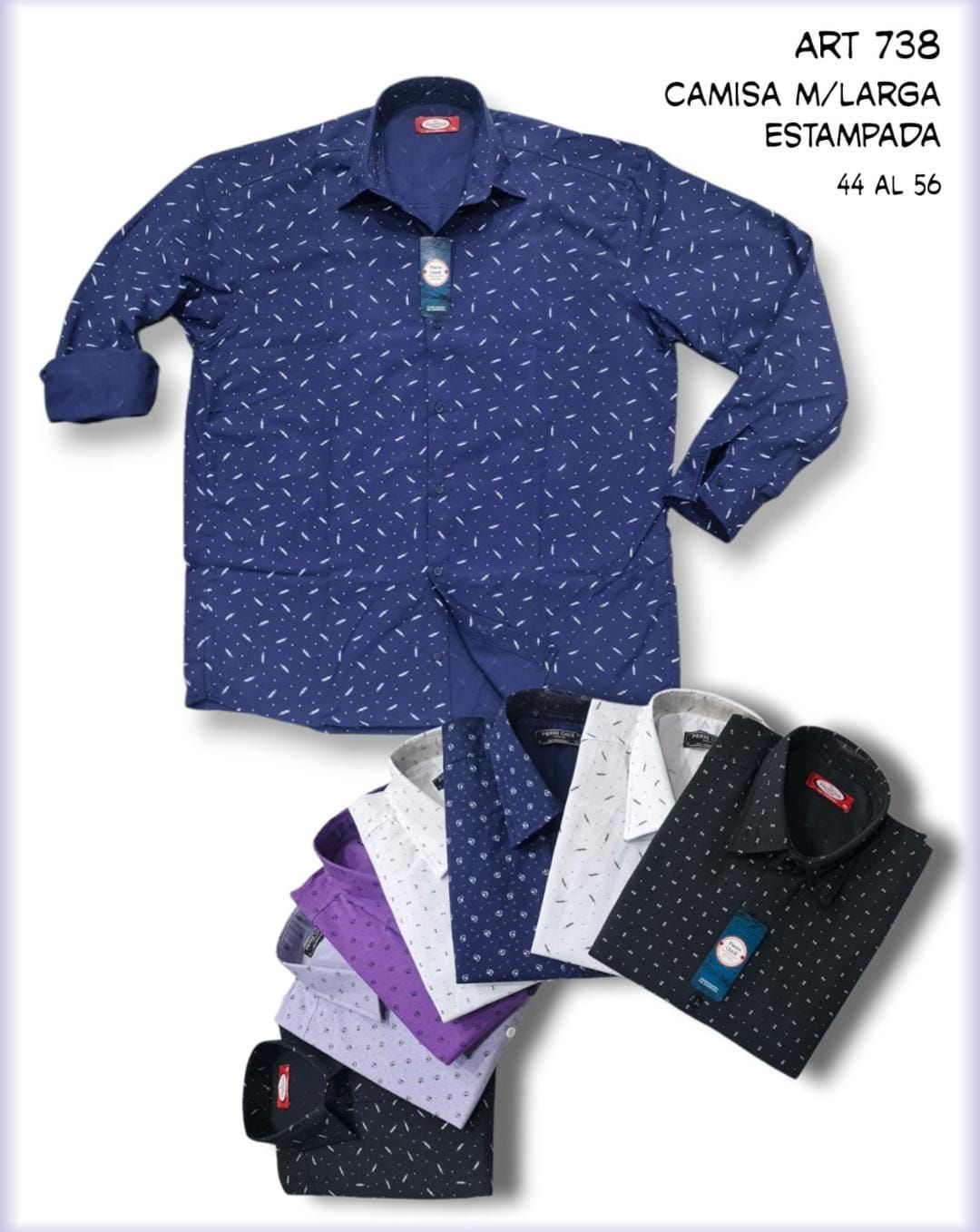 Un hombre con camisa azul y pantalones marrones está frente a una tienda, con las manos en los bolsillos.