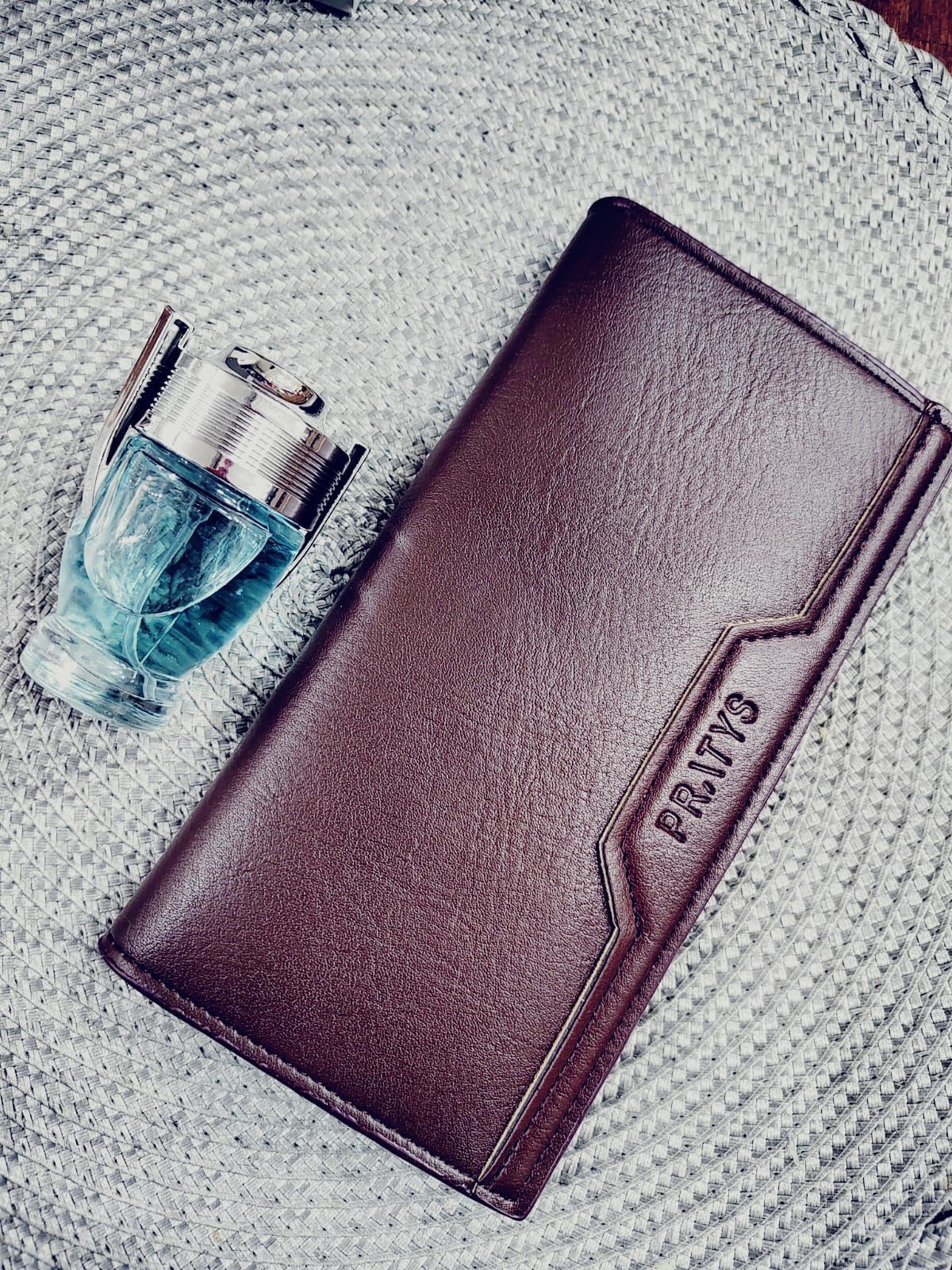 Dos carteras de piel de color marrón con la marca 