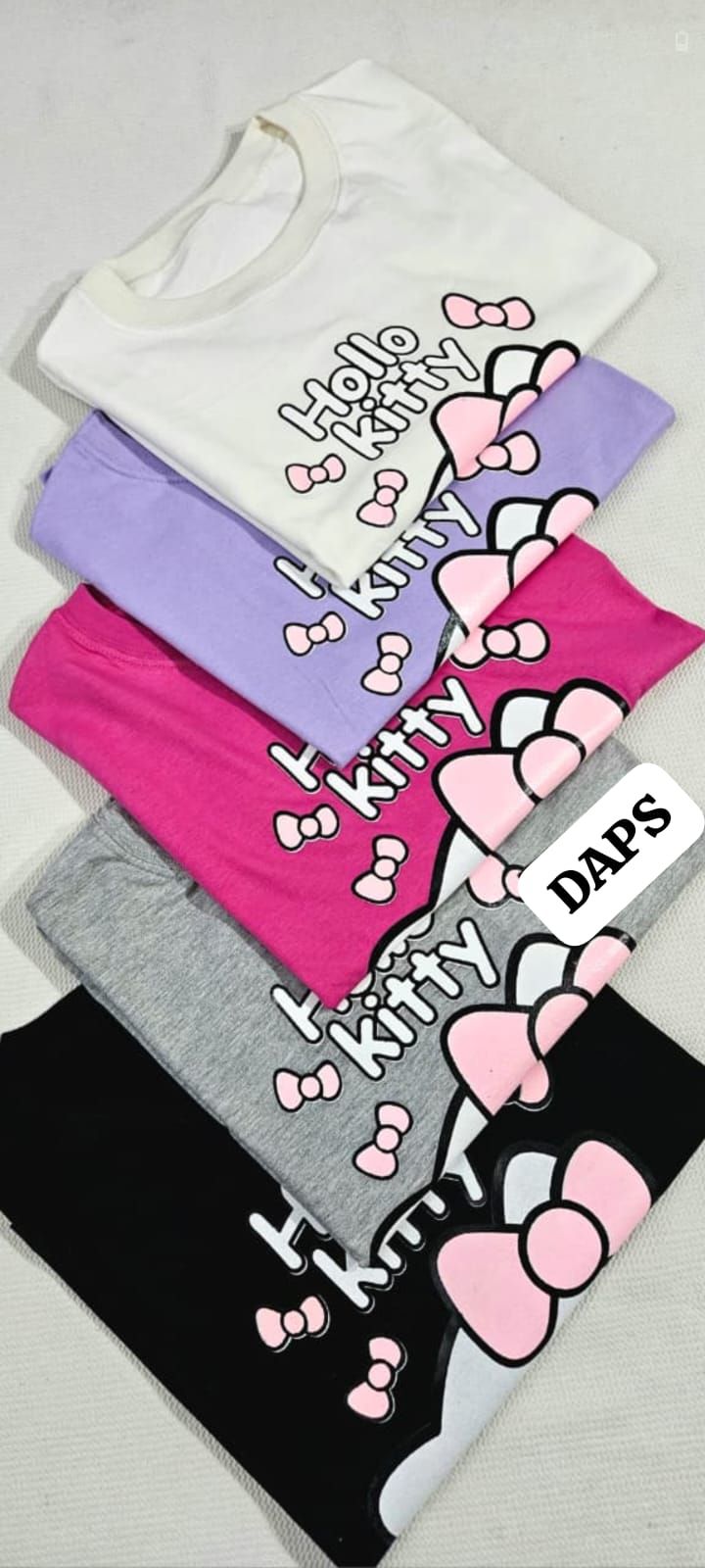 Camiseta rosa de Hello Kitty con un gráfico blanco de Hello Kitty, un lazo y las palabras 